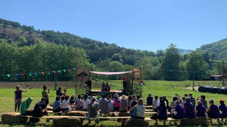 Hitza: “Berrehun lagunetik gora elkartu dira elikadura burujabetzaren alde Amillubin, Udaberriko Lurra Taupaka Festan”